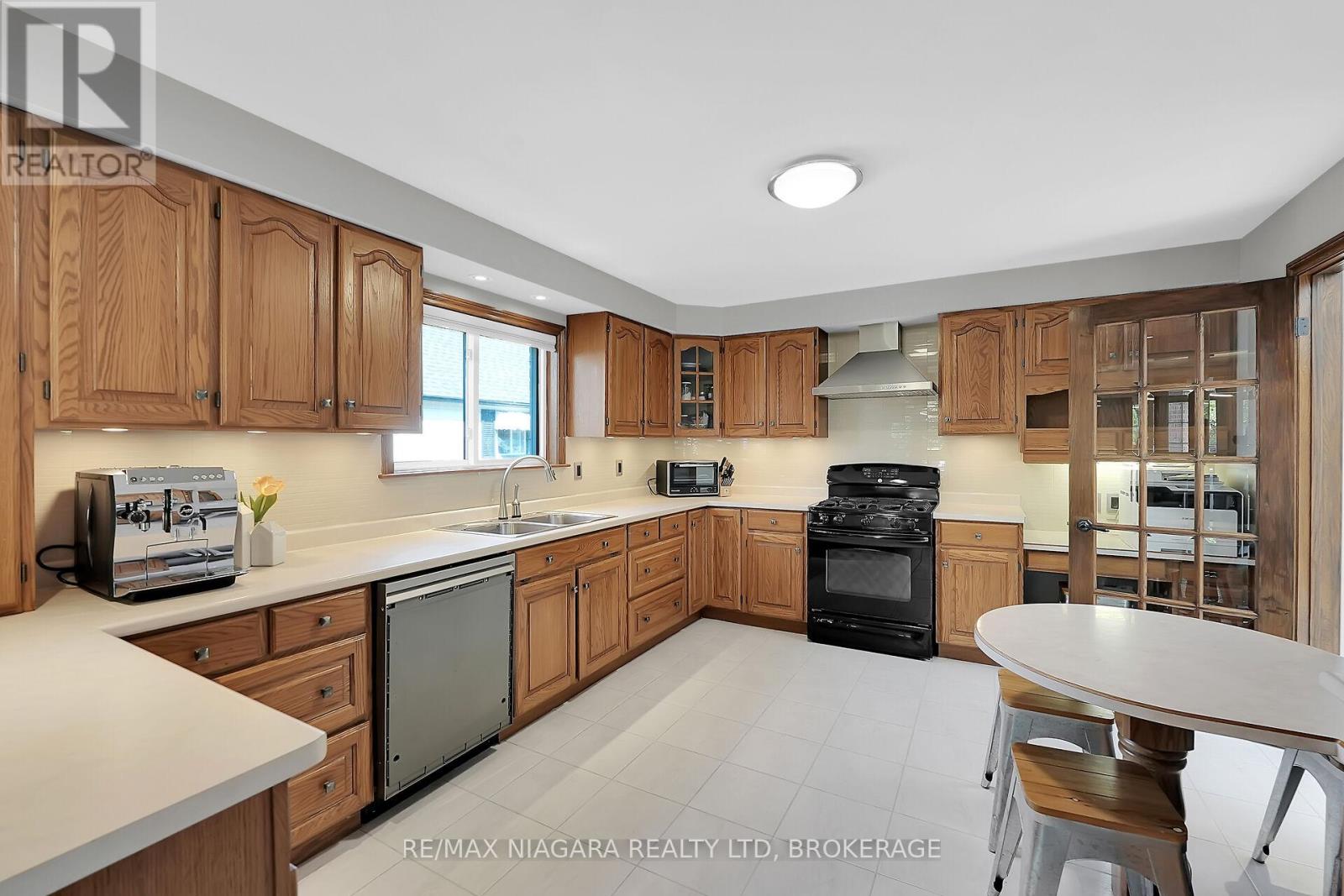 5 Lucerne Place, St. Catharines (Oakdale), Ontario  L2P 2E7 - Photo 16 - X12441548