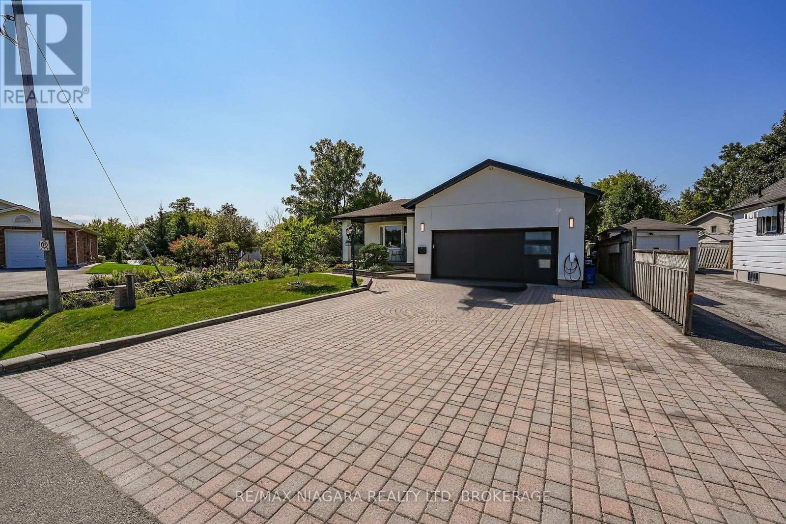 5 Lucerne Place, St. Catharines (Oakdale), Ontario  L2P 2E7 - Photo 2 - X12441548