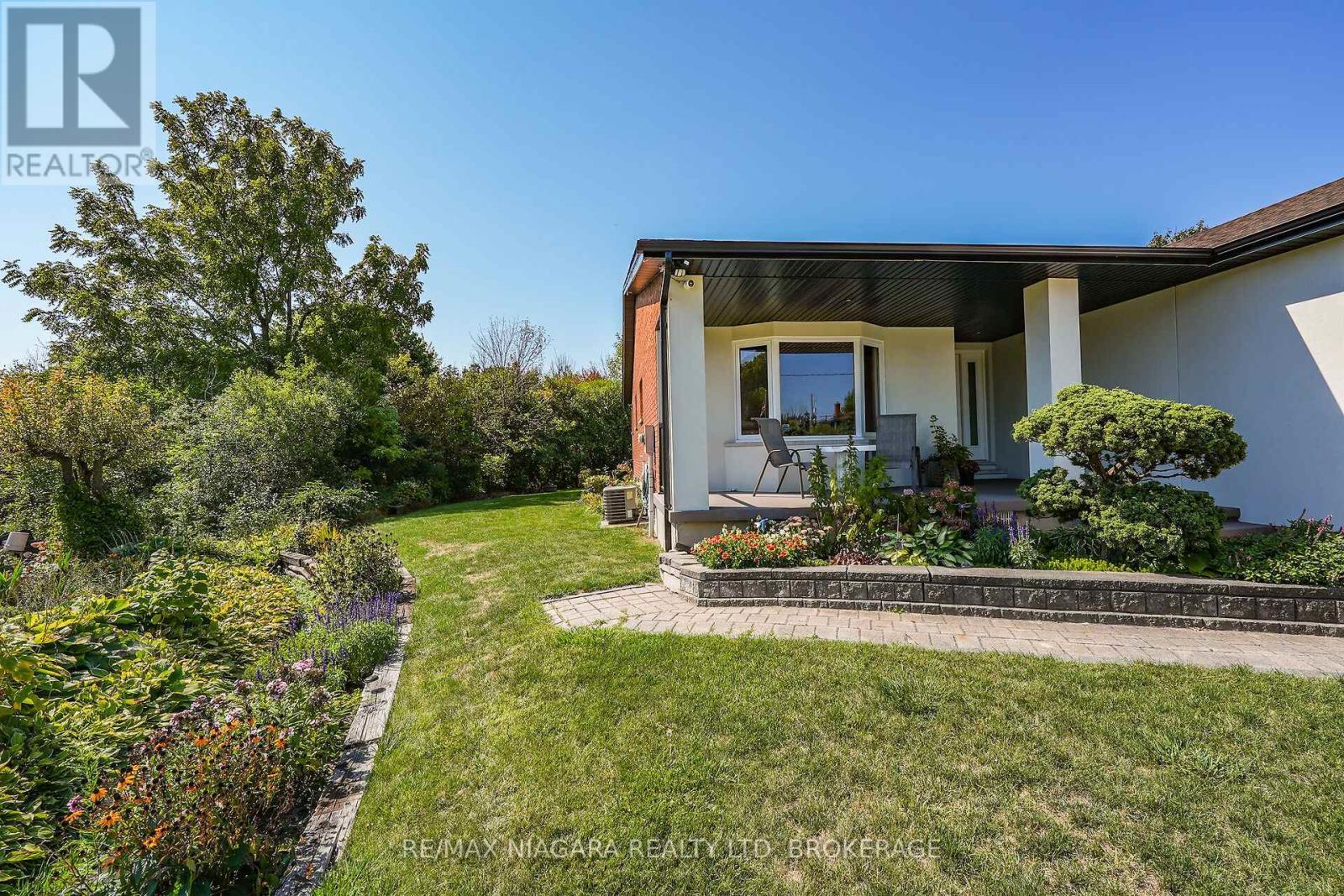 5 Lucerne Place, St. Catharines (Oakdale), Ontario  L2P 2E7 - Photo 3 - X12441548