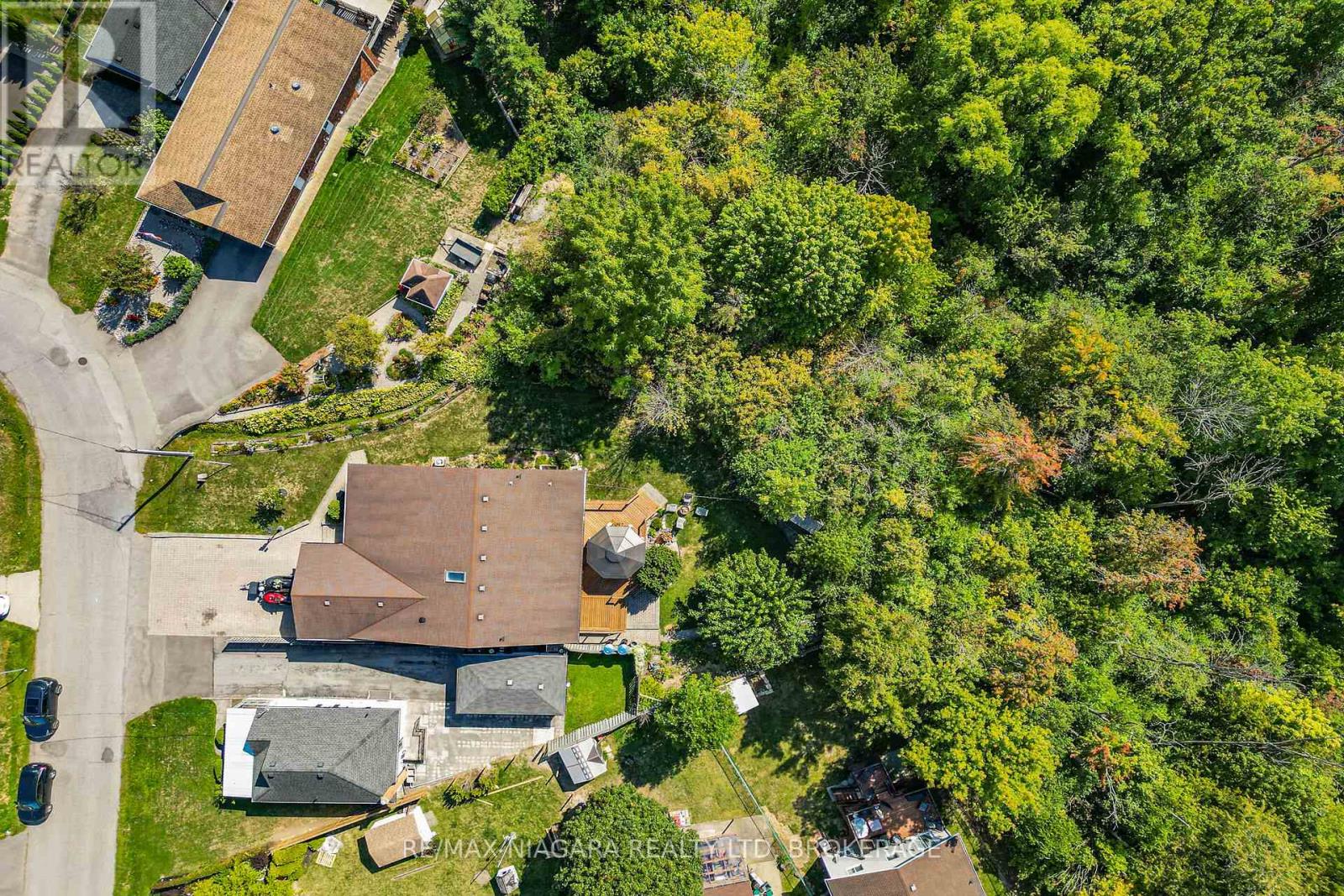 5 Lucerne Place, St. Catharines (Oakdale), Ontario  L2P 2E7 - Photo 6 - X12441548