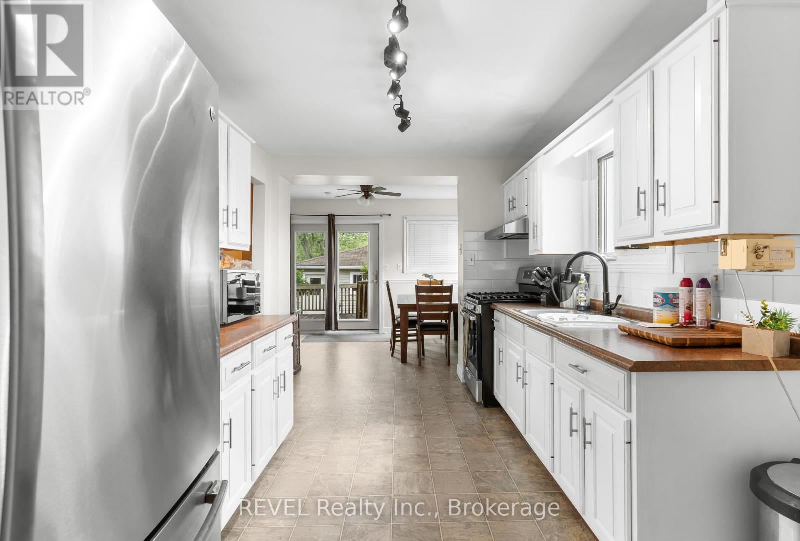 32 Bay Avenue, Welland (Dain City), Ontario  L3B 3G6 - Photo 12 - X12441570