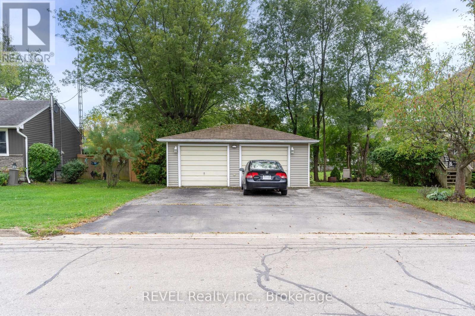32 Bay Avenue, Welland (Dain City), Ontario  L3B 3G6 - Photo 2 - X12441570