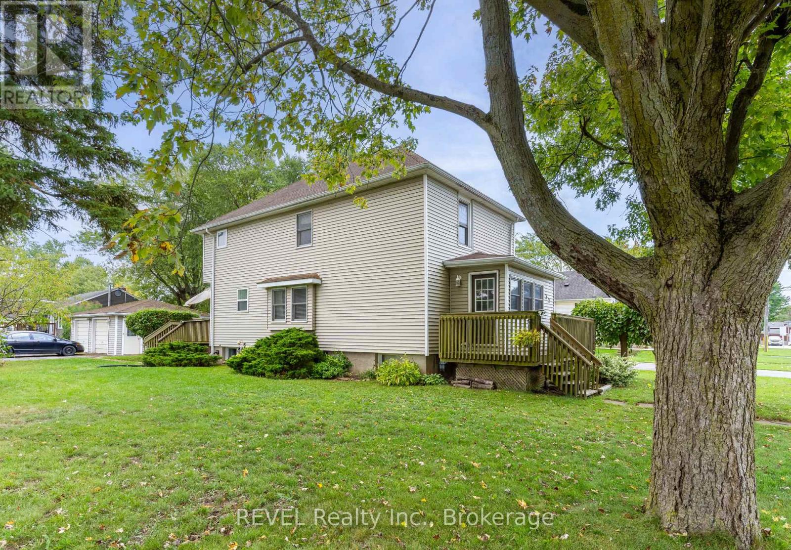 32 Bay Avenue, Welland (Dain City), Ontario  L3B 3G6 - Photo 3 - X12441570