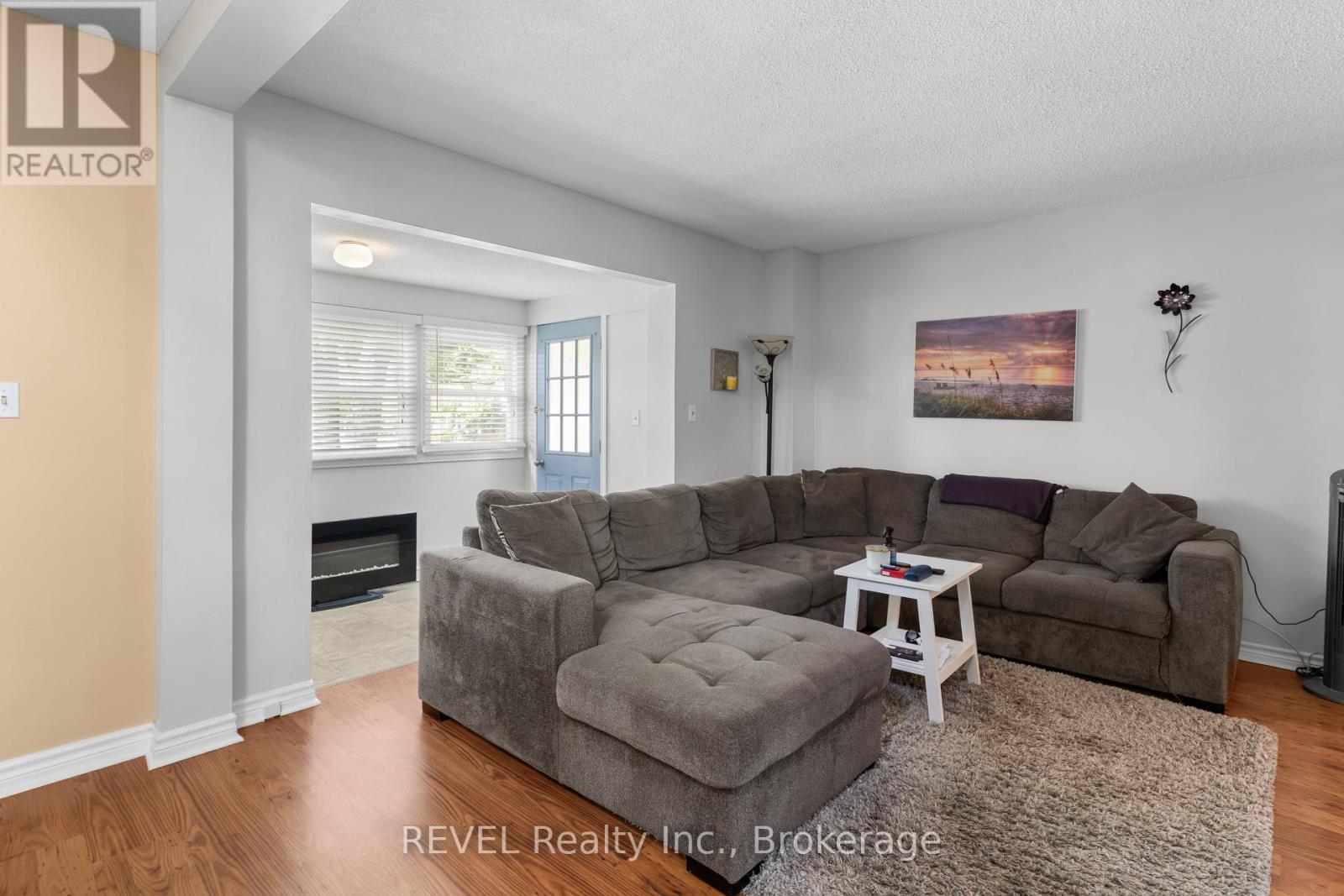 32 Bay Avenue, Welland (Dain City), Ontario  L3B 3G6 - Photo 5 - X12441570