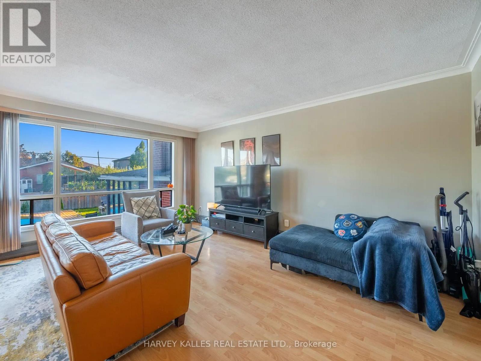 49 Wenderly Drive, Toronto, Ontario  M6B 2P1 - Photo 11 - W12441485