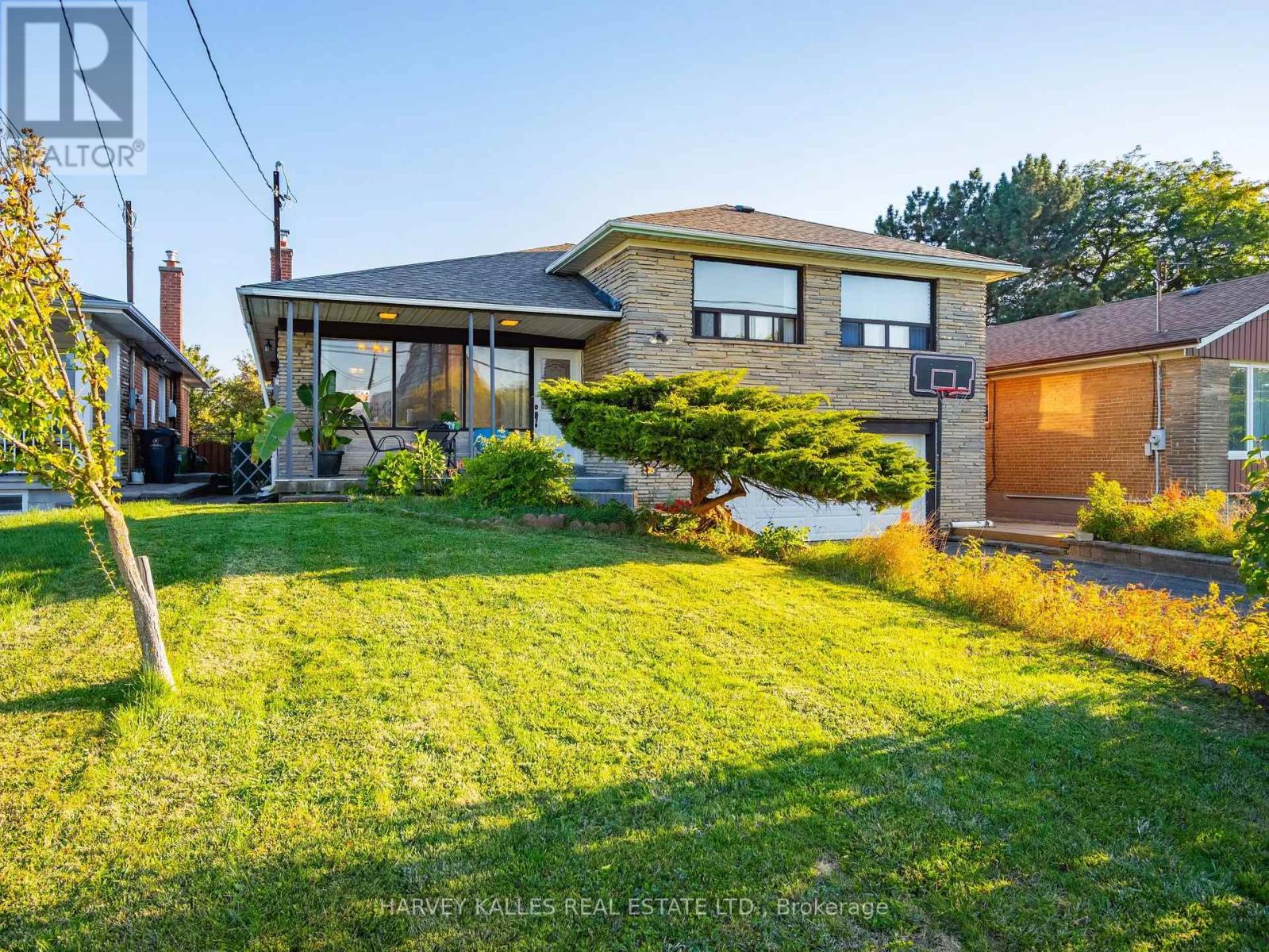 49 Wenderly Drive, Toronto, Ontario  M6B 2P1 - Photo 2 - W12441485