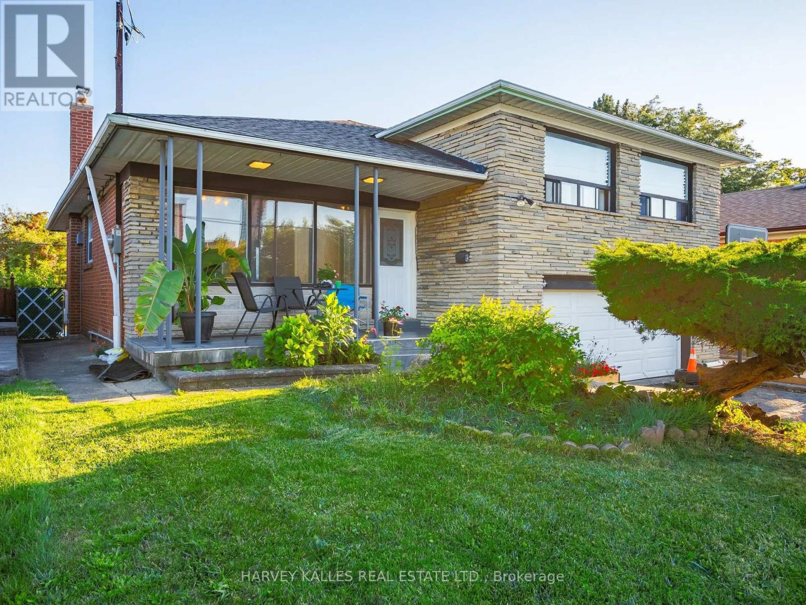 49 Wenderly Drive, Toronto, Ontario  M6B 2P1 - Photo 3 - W12441485