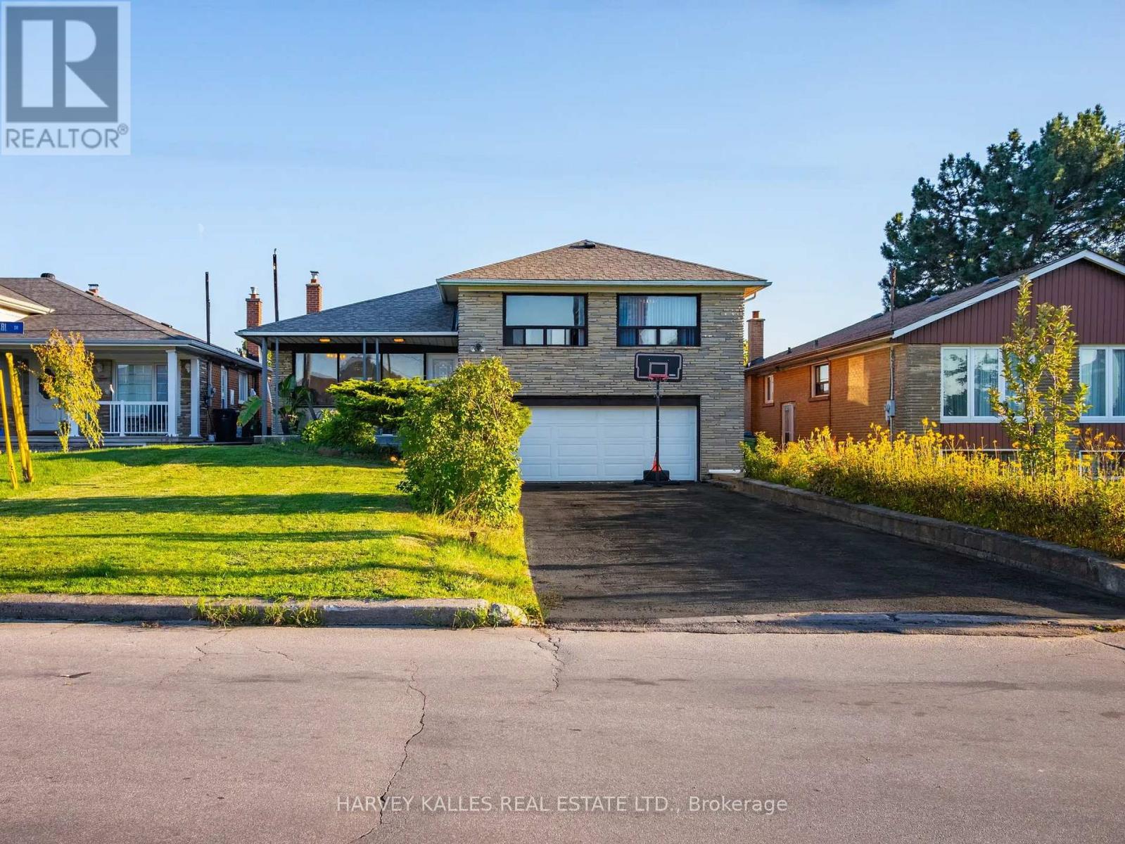 49 Wenderly Drive, Toronto, Ontario  M6B 2P1 - Photo 4 - W12441485