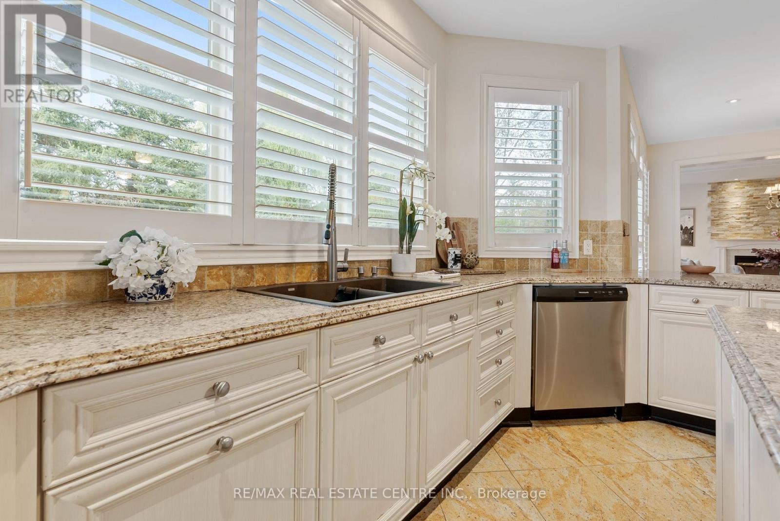 645 Cranleigh Court, Mississauga, Ontario  L5H 4L4 - Photo 21 - W12441499