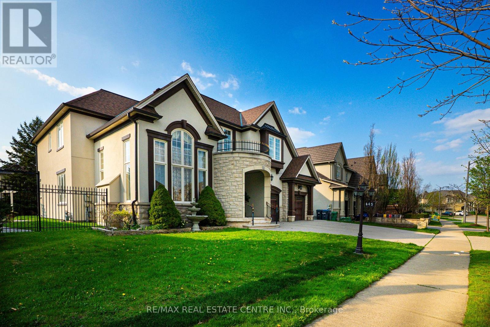 645 Cranleigh Court, Mississauga, Ontario  L5H 4L4 - Photo 3 - W12441499