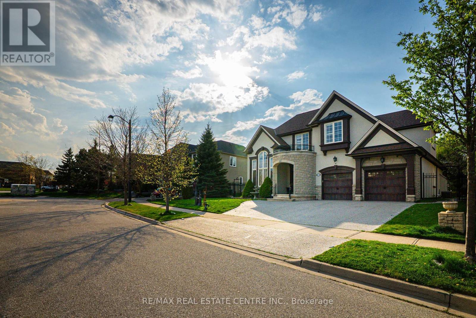 645 Cranleigh Court, Mississauga, Ontario  L5H 4L4 - Photo 4 - W12441499