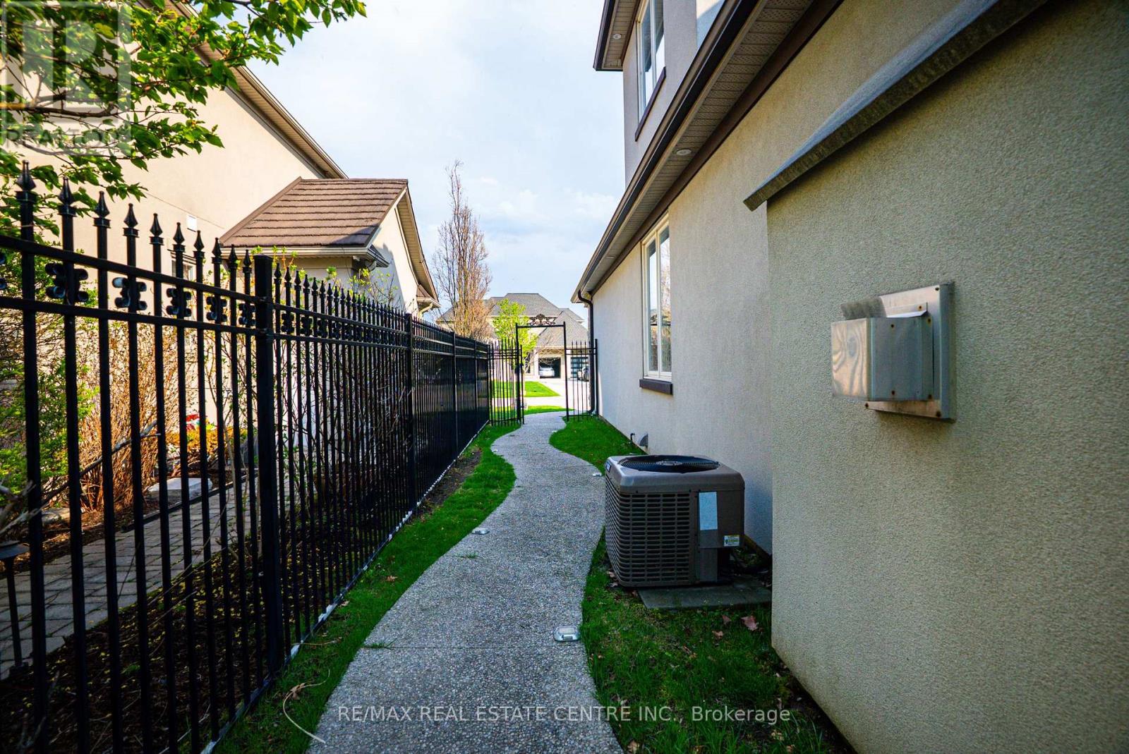 645 Cranleigh Court, Mississauga, Ontario  L5H 4L4 - Photo 47 - W12441499