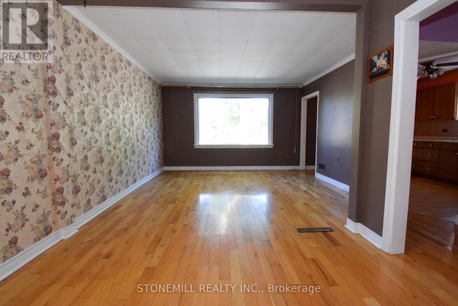 272 Carlton Street, St. Catharines, Ontario  L2N 1B9 - Photo 7 - X12441502