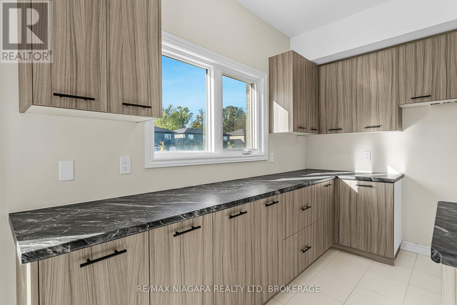 3219 Dominion Road, Fort Erie, Ontario  L0S 1N0 - Photo 10 - X12440854