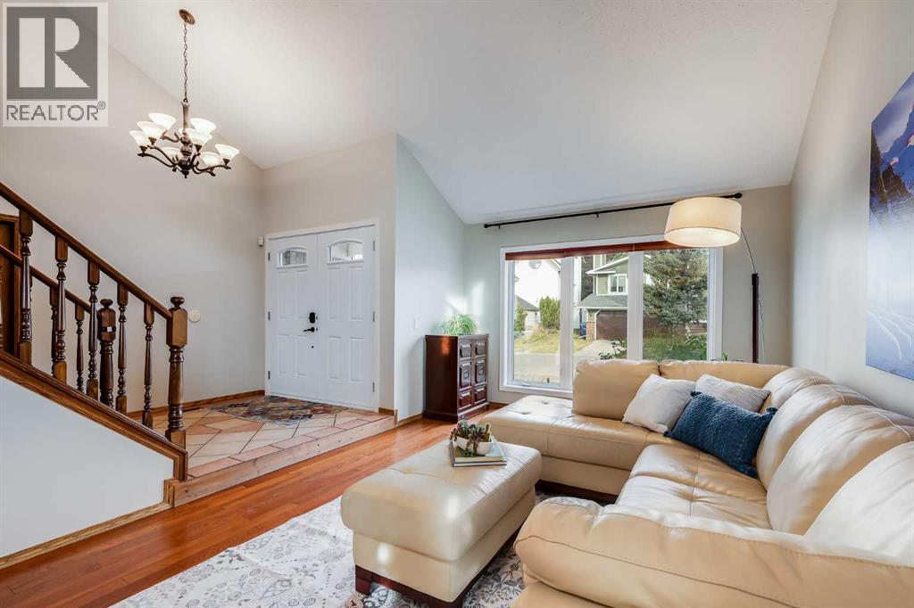 347 Hawkcliff Way Nw, Calgary, Alberta  T3G 2W7 - Photo 3 - A2260938