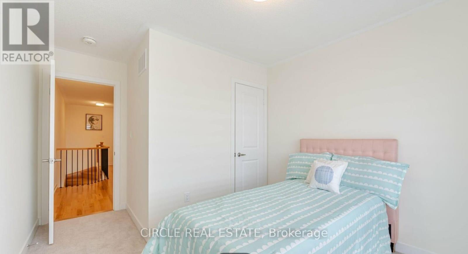 2594 Castlegate Crossing, Pickering, Ontario  L1X 0H9 - Photo 3 - E12441555