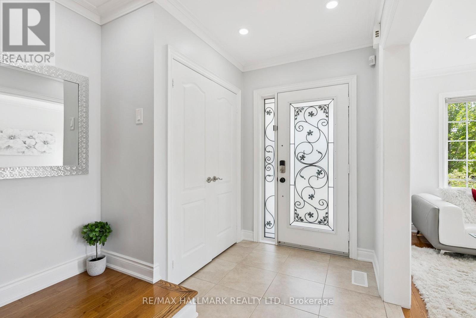 197 Aspenwood Drive, Newmarket (Woodland Hill), Ontario  L3X 2X4 - Photo 3 - N12441537