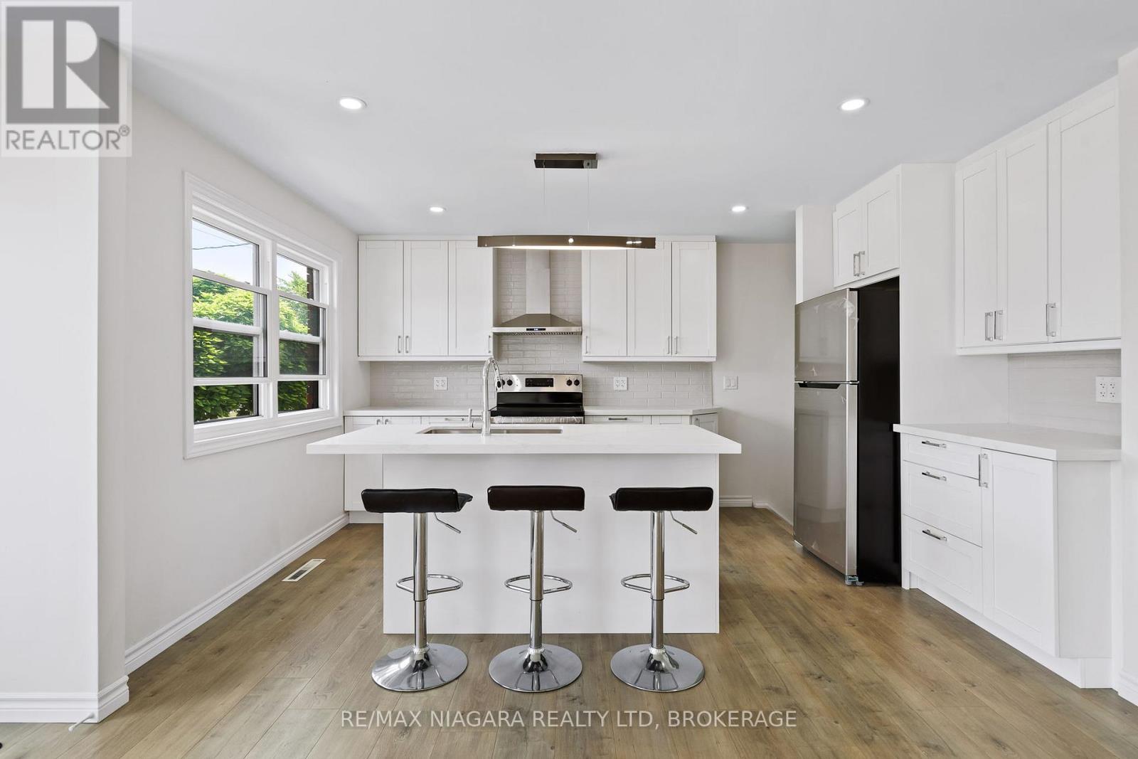 53 Collier Road S, Thorold, Ontario  L2V 3S9 - Photo 5 - X12408423