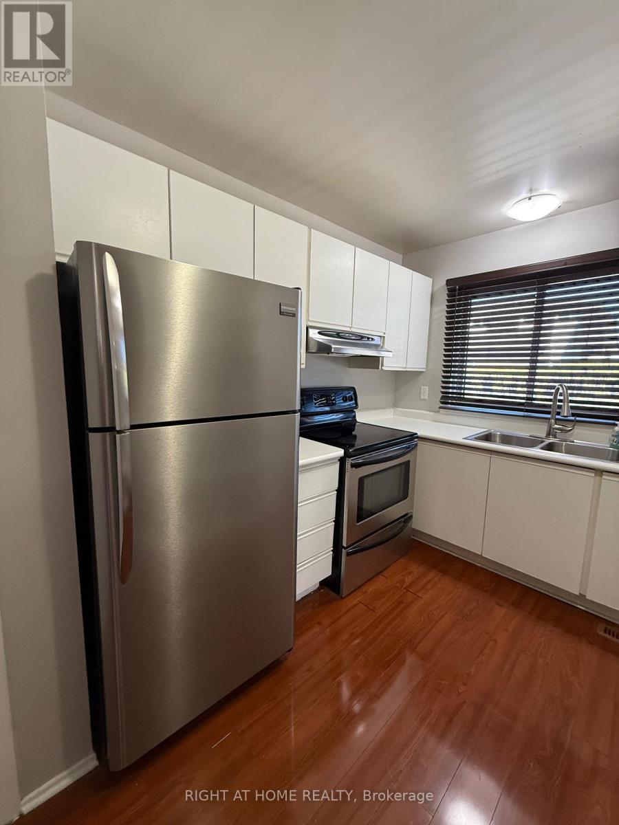 1950 Belmore Lane, Ottawa, Ontario  K1B 4Z8 - Photo 4 - X12441619