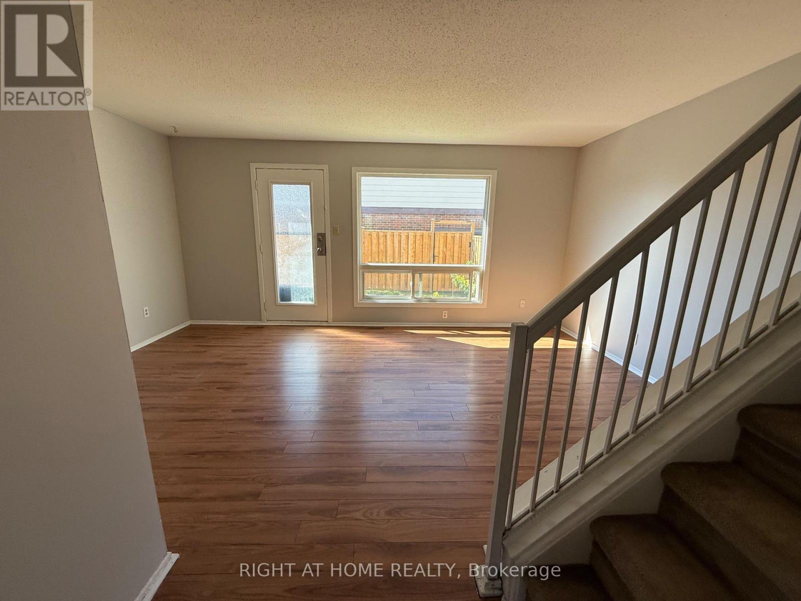1950 Belmore Lane, Ottawa, Ontario  K1B 4Z8 - Photo 5 - X12441619