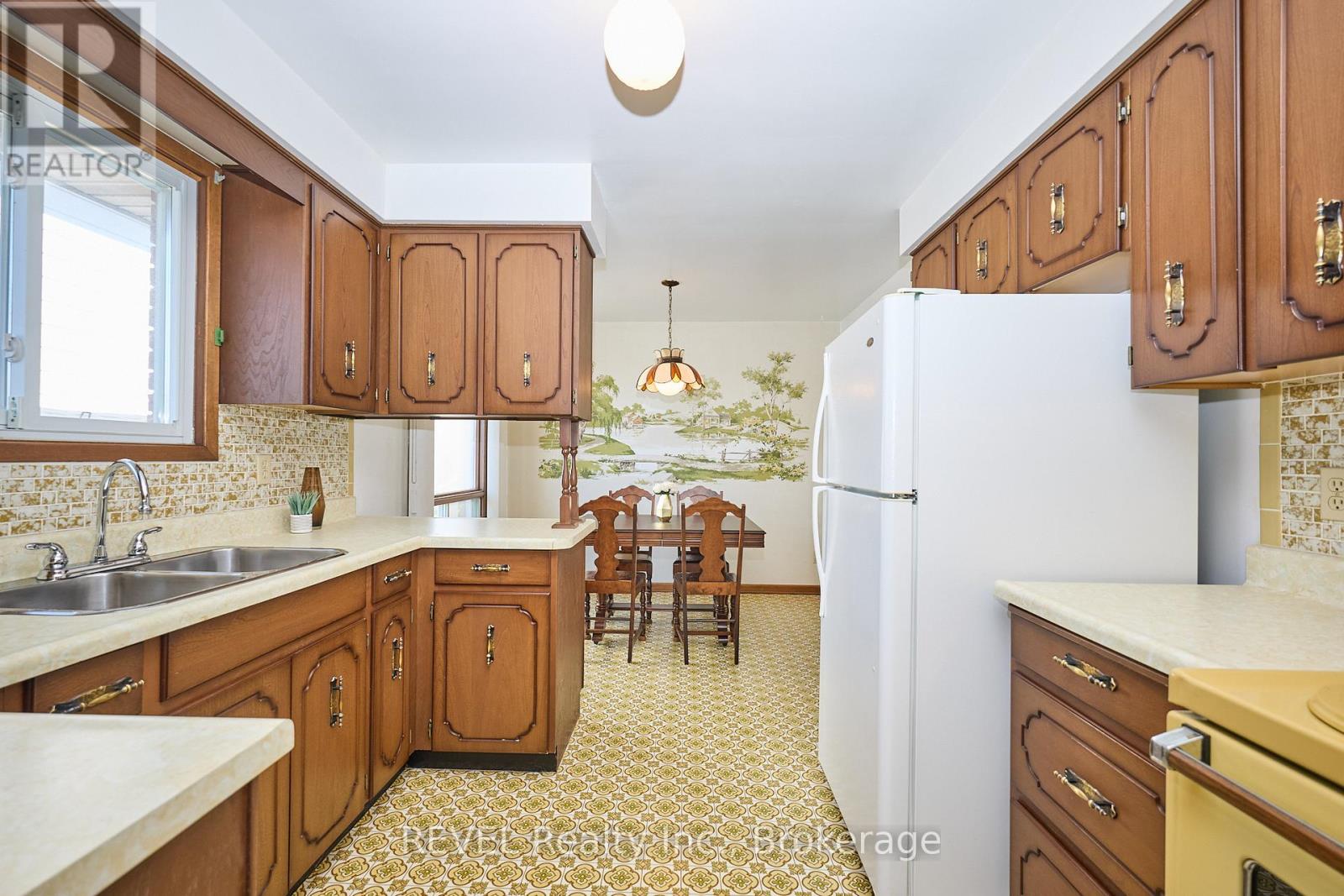 6 Charleen Circle, St. Catharines (Carlton/bunting), Ontario  L2M 7G6 - Photo 11 - X12441643