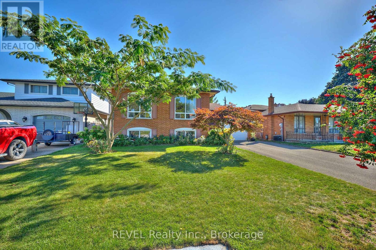 6 Charleen Circle, St. Catharines (Carlton/bunting), Ontario  L2M 7G6 - Photo 3 - X12441643