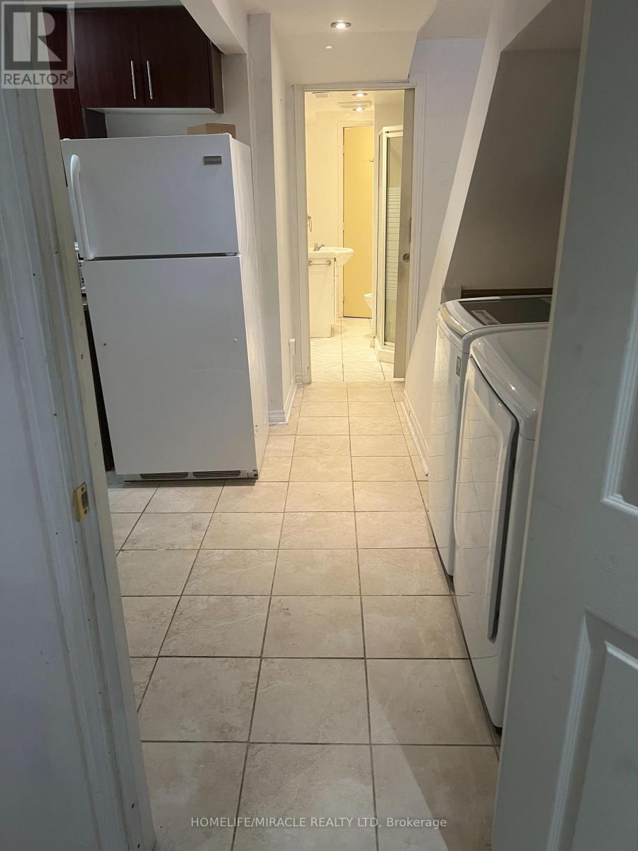 7 Piane Avenue, Brampton, Ontario  L6Y 4X9 - Photo 5 - W12441601