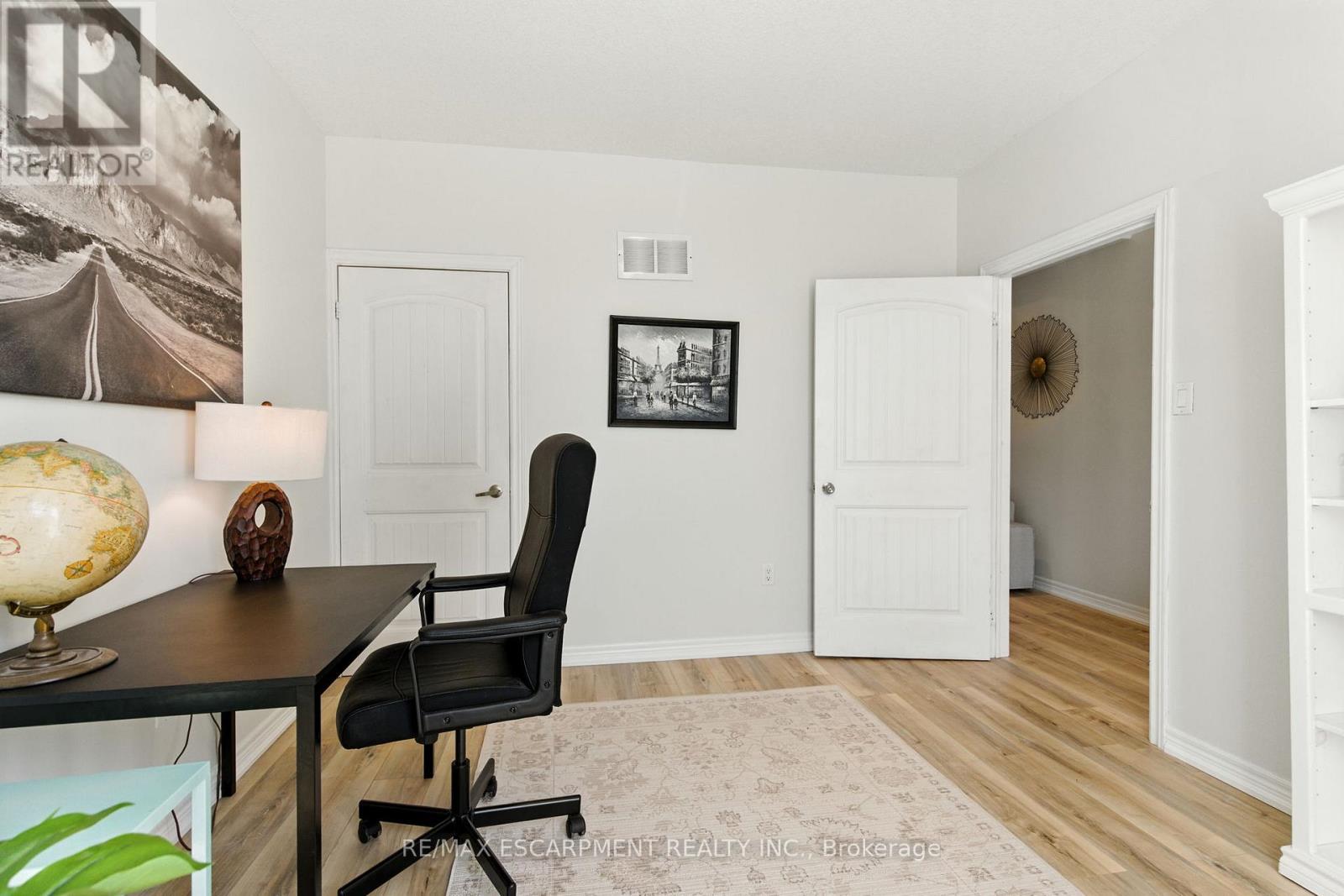 78 Oak Avenue, Hamilton (Landsdale), Ontario  L8L 5M8 - Photo 6 - X12441590