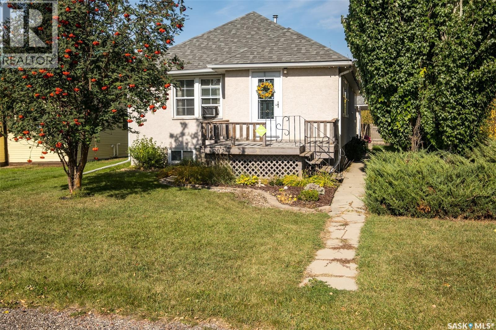 202 Cambridge Street, Prince Albert, Saskatchewan  S6V 2Y3 - Photo 1 - SK019903