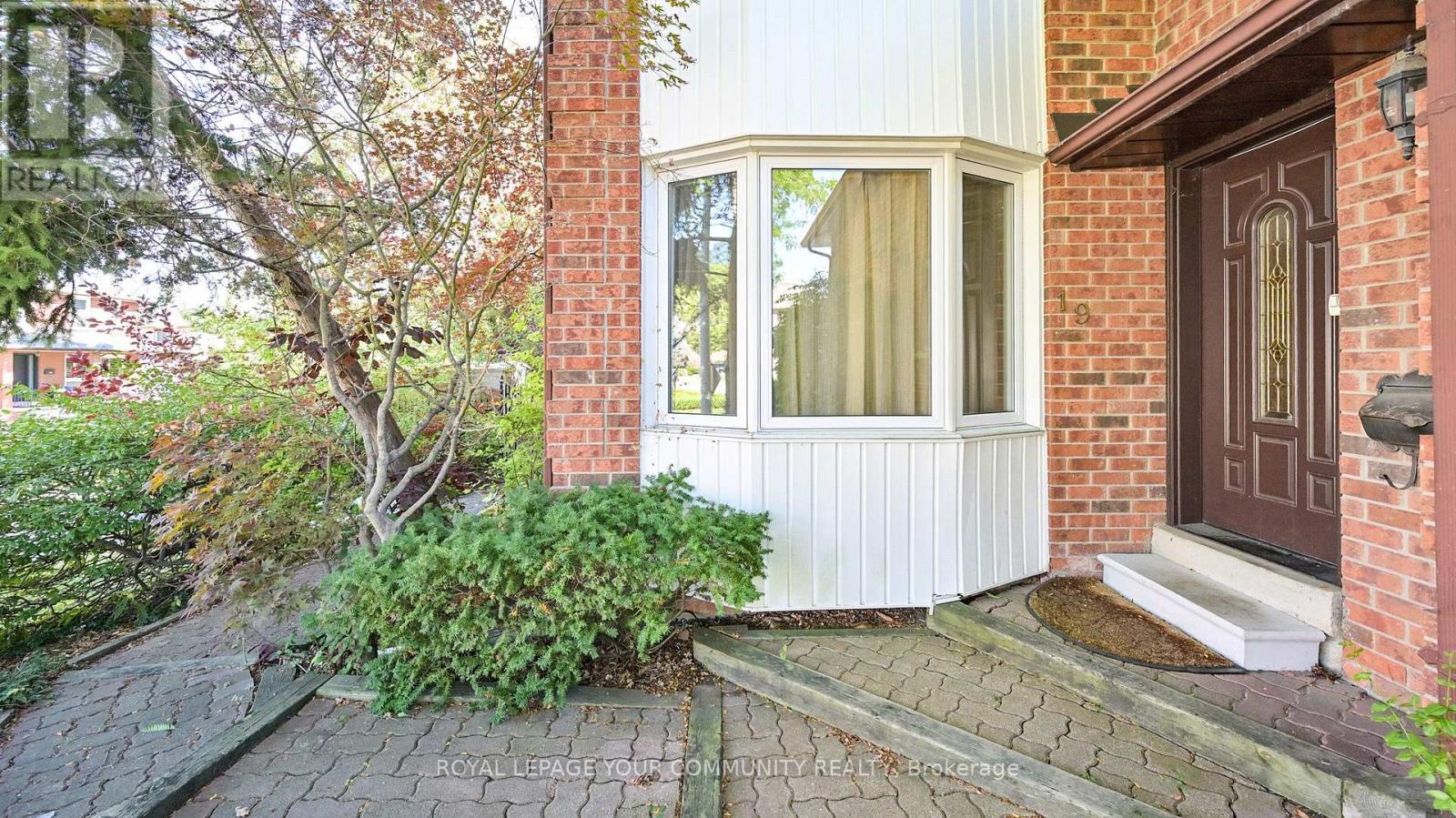 19 Roosevelt Drive, Richmond Hill, Ontario  L4C 6V1 - Photo 2 - N12441629