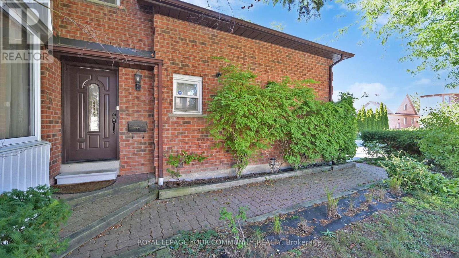 19 Roosevelt Drive, Richmond Hill, Ontario  L4C 6V1 - Photo 3 - N12441629