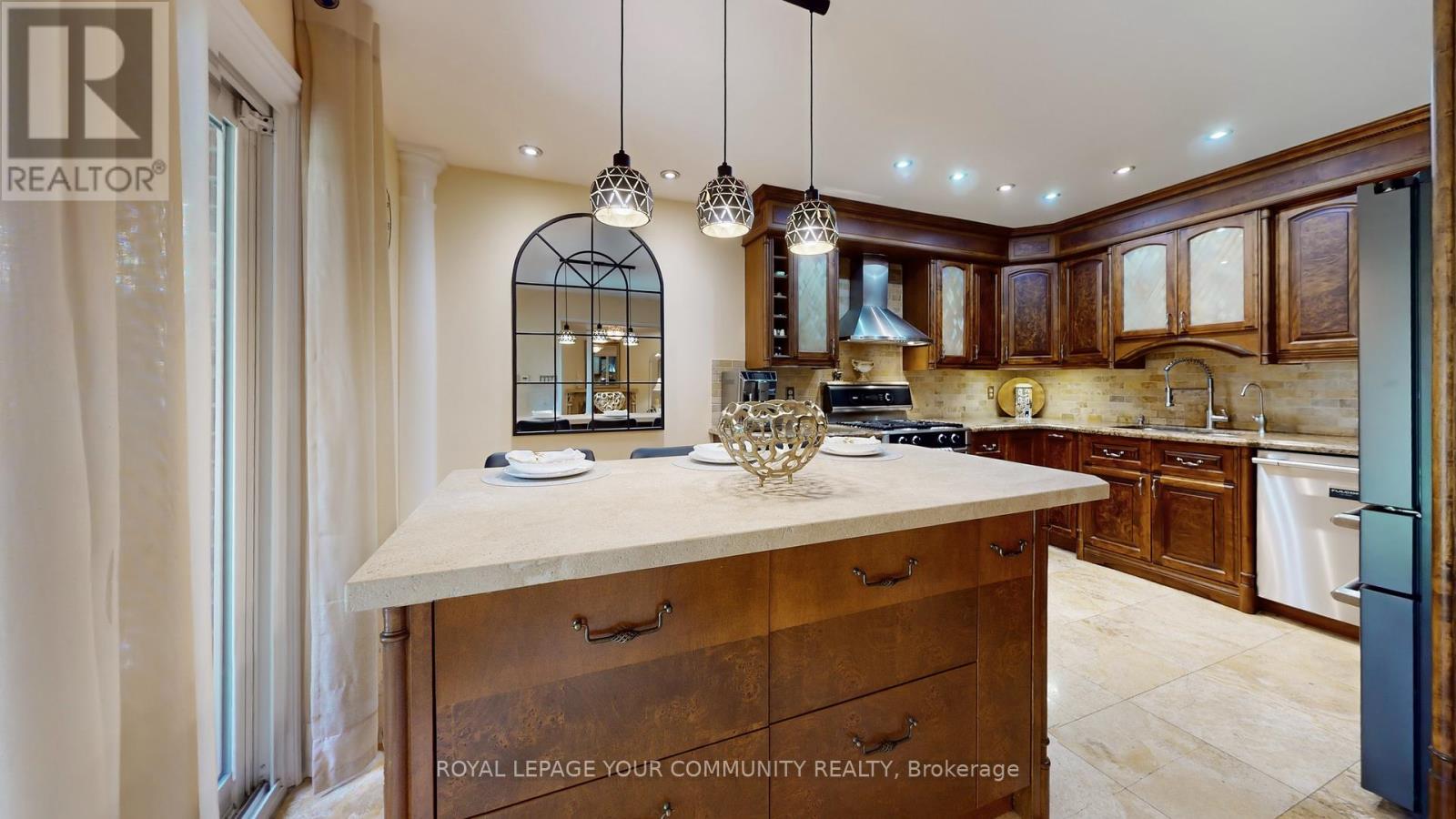 19 Roosevelt Drive, Richmond Hill, Ontario  L4C 6V1 - Photo 9 - N12441629