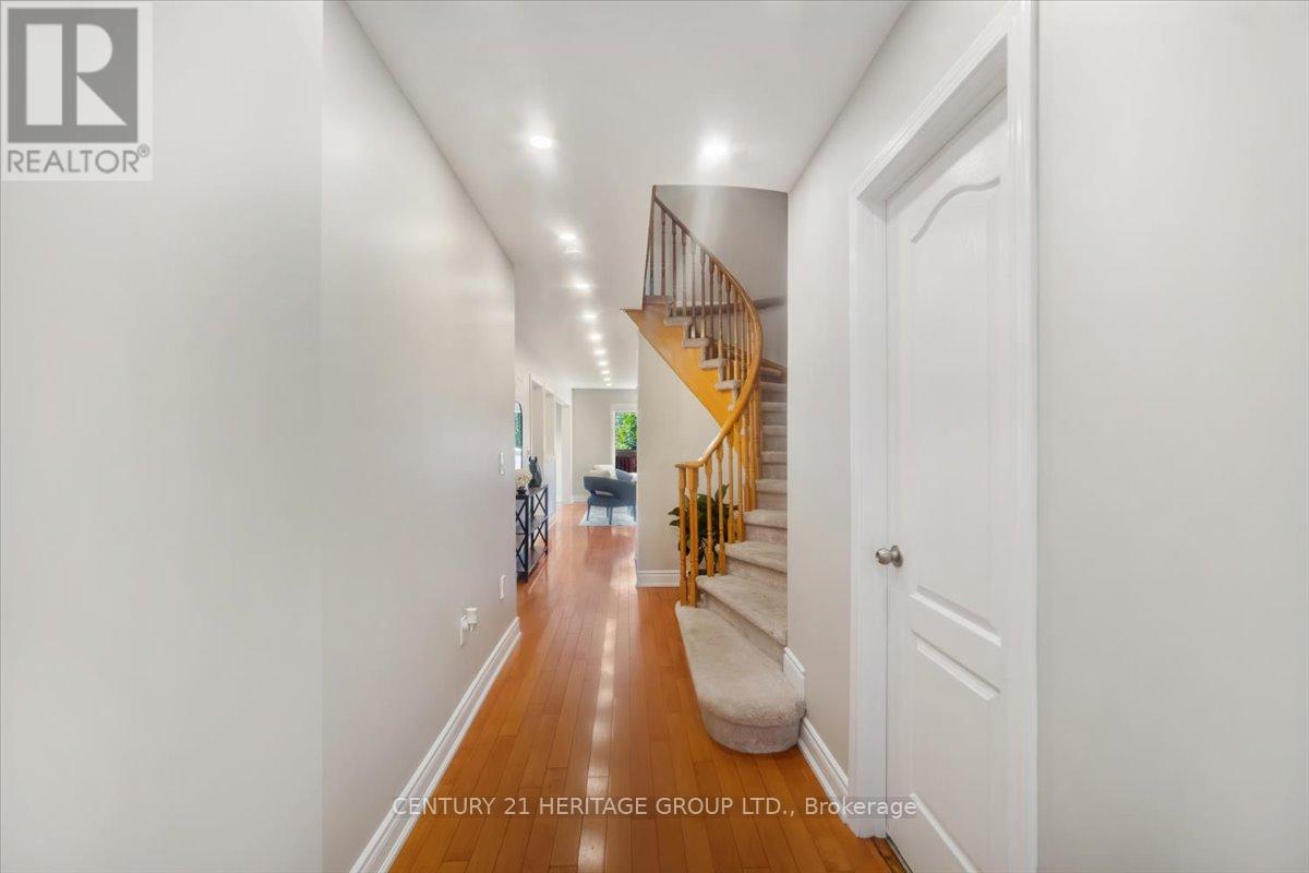 3954 Coachman Circle, Mississauga, Ontario  L5M 6R3 - Photo 3 - W12441621