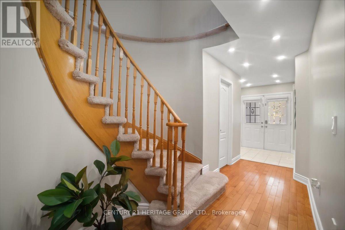 3954 Coachman Circle, Mississauga, Ontario  L5M 6R3 - Photo 6 - W12441621