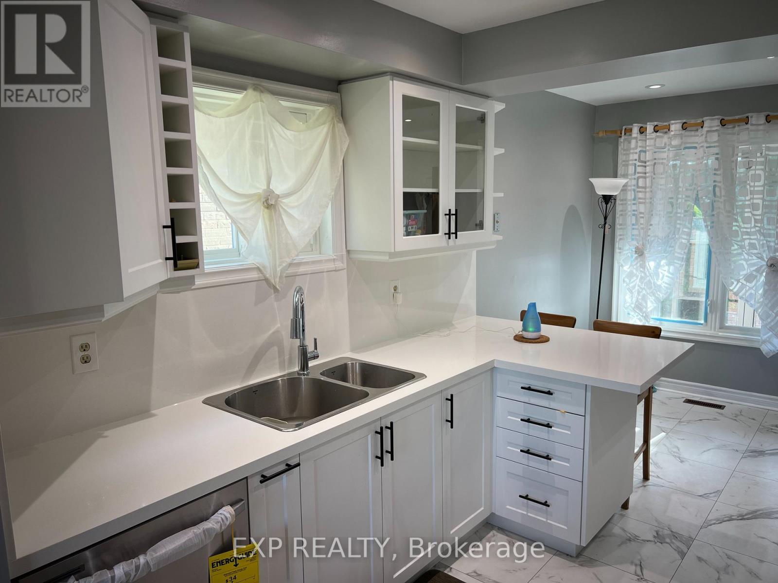 6074 Duford Drive, Mississauga (East Credit), Ontario  L5V 1A8 - Photo 4 - W12441642