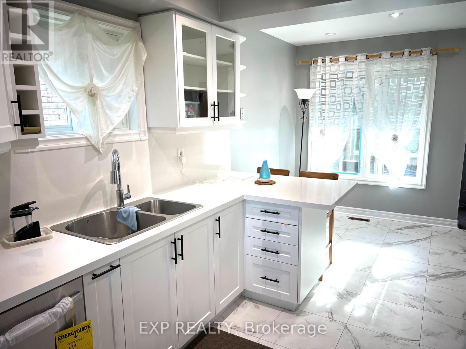6074 Duford Drive, Mississauga (East Credit), Ontario  L5V 1A8 - Photo 5 - W12441642