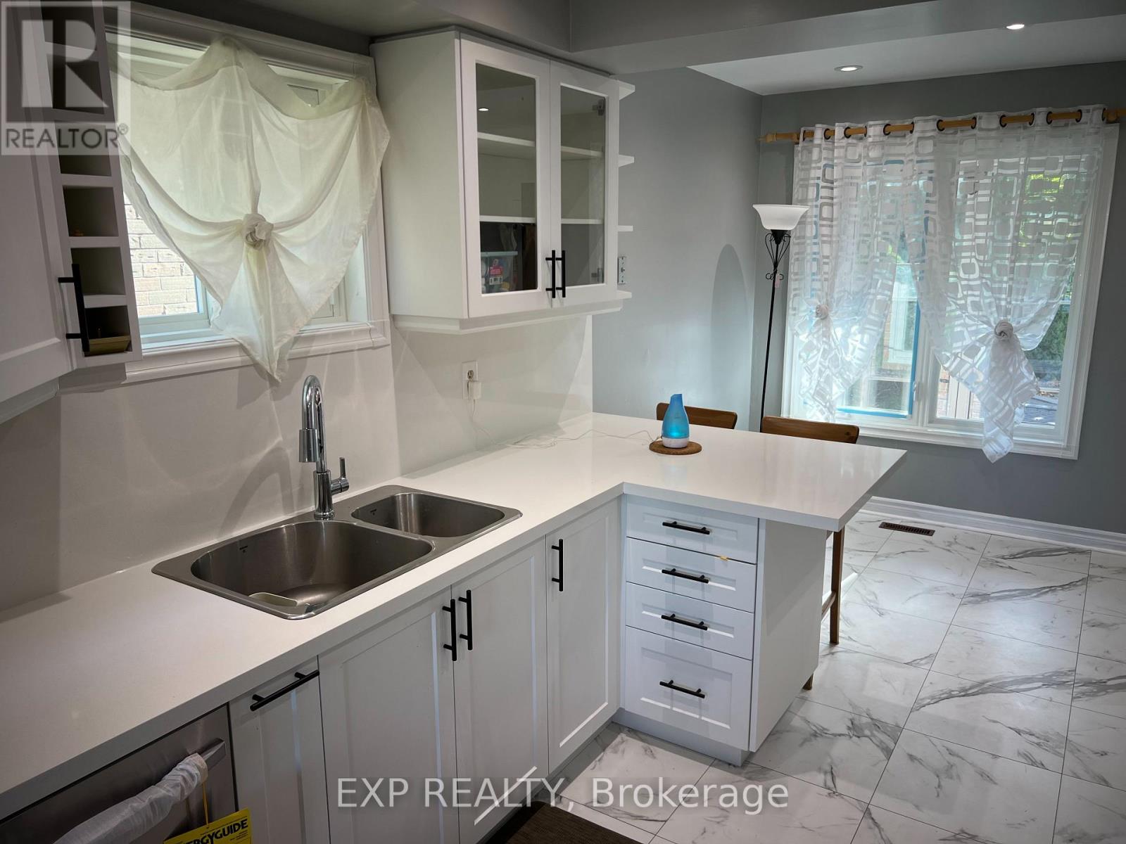6074 Duford Drive, Mississauga (East Credit), Ontario  L5V 1A8 - Photo 7 - W12441642