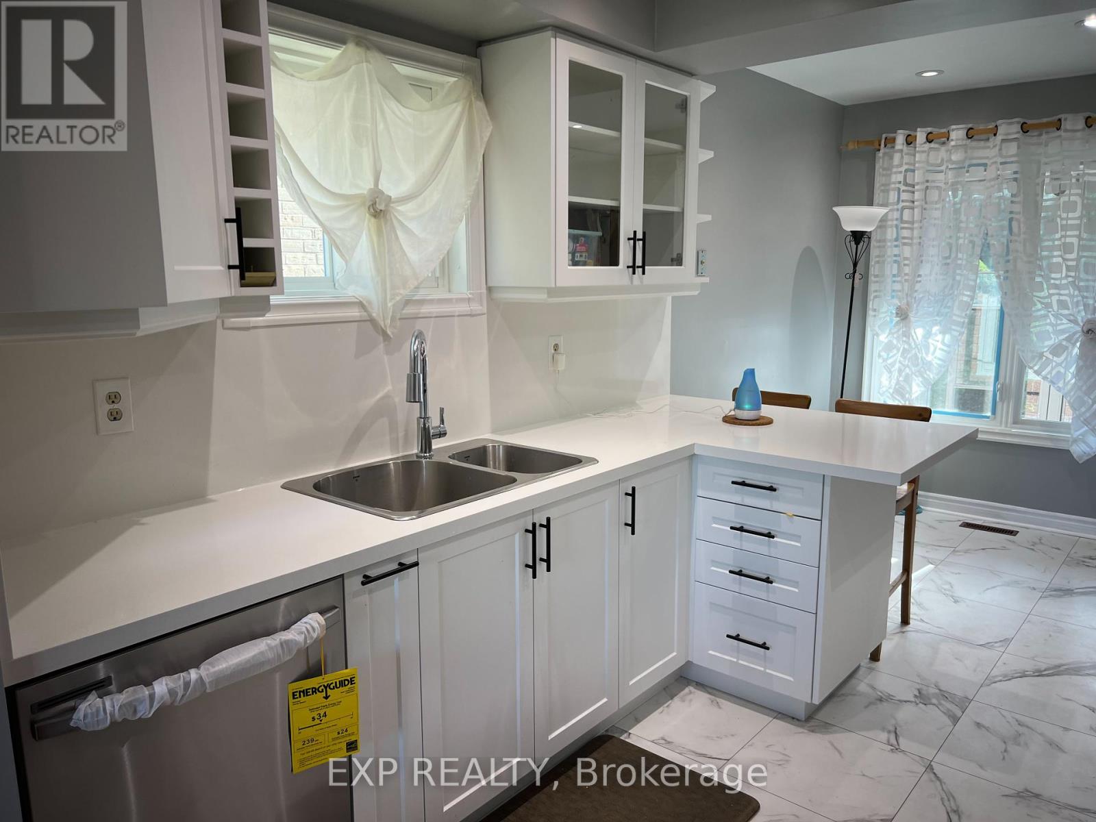 6074 Duford Drive, Mississauga (East Credit), Ontario  L5V 1A8 - Photo 8 - W12441642