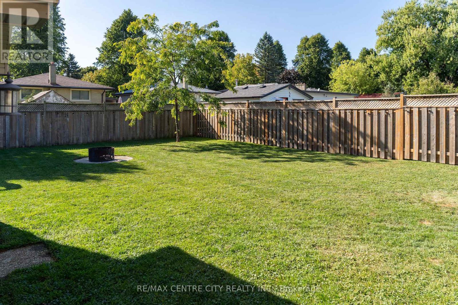 15 Frobisher Crescent, London East, Ontario  N5V 1G7 - Photo 11 - X12441683
