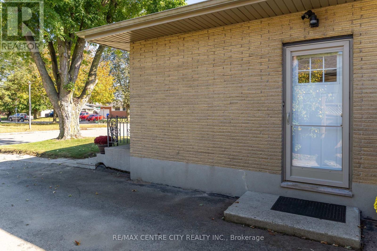 15 Frobisher Crescent, London East, Ontario  N5V 1G7 - Photo 16 - X12441683