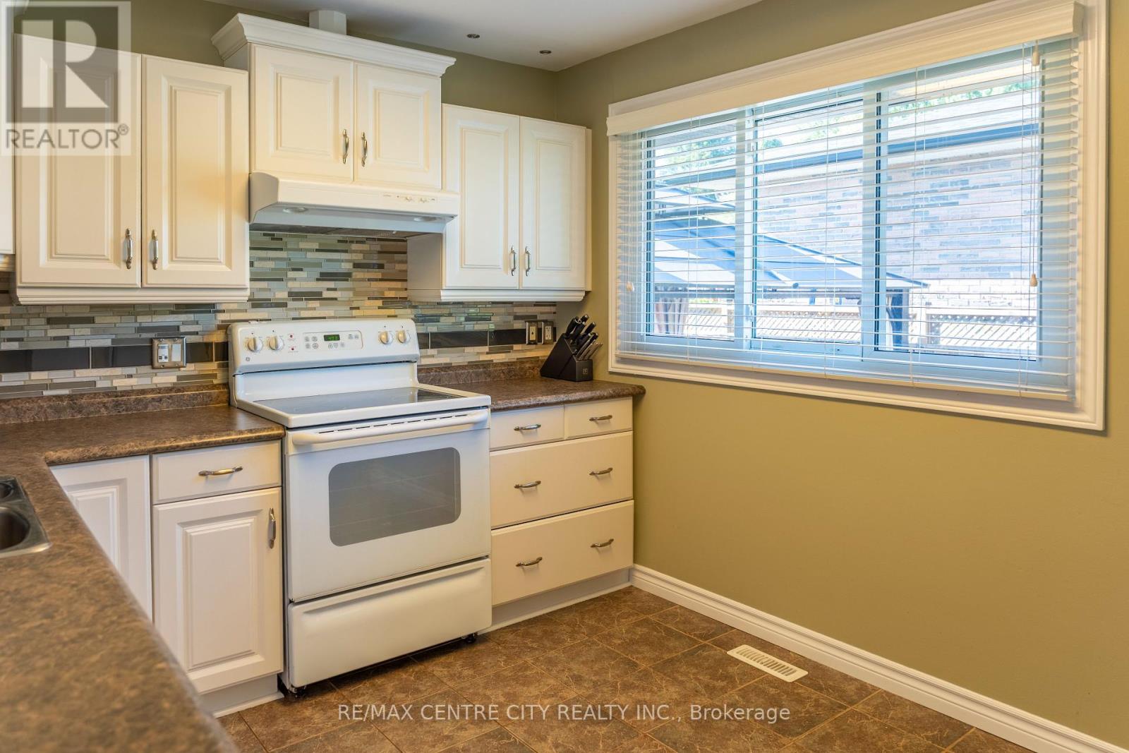 15 Frobisher Crescent, London East, Ontario  N5V 1G7 - Photo 20 - X12441683