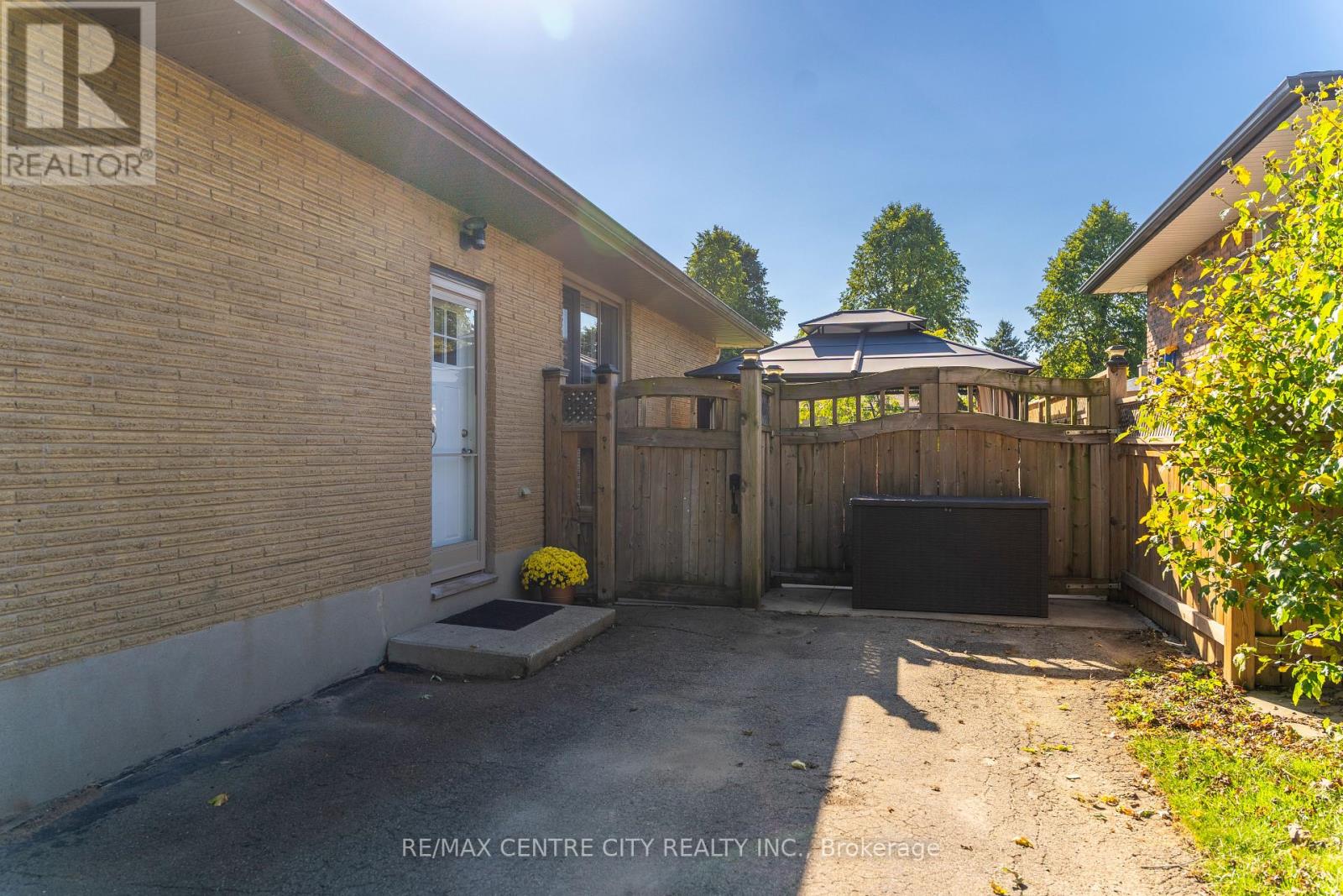15 Frobisher Crescent, London East, Ontario  N5V 1G7 - Photo 3 - X12441683