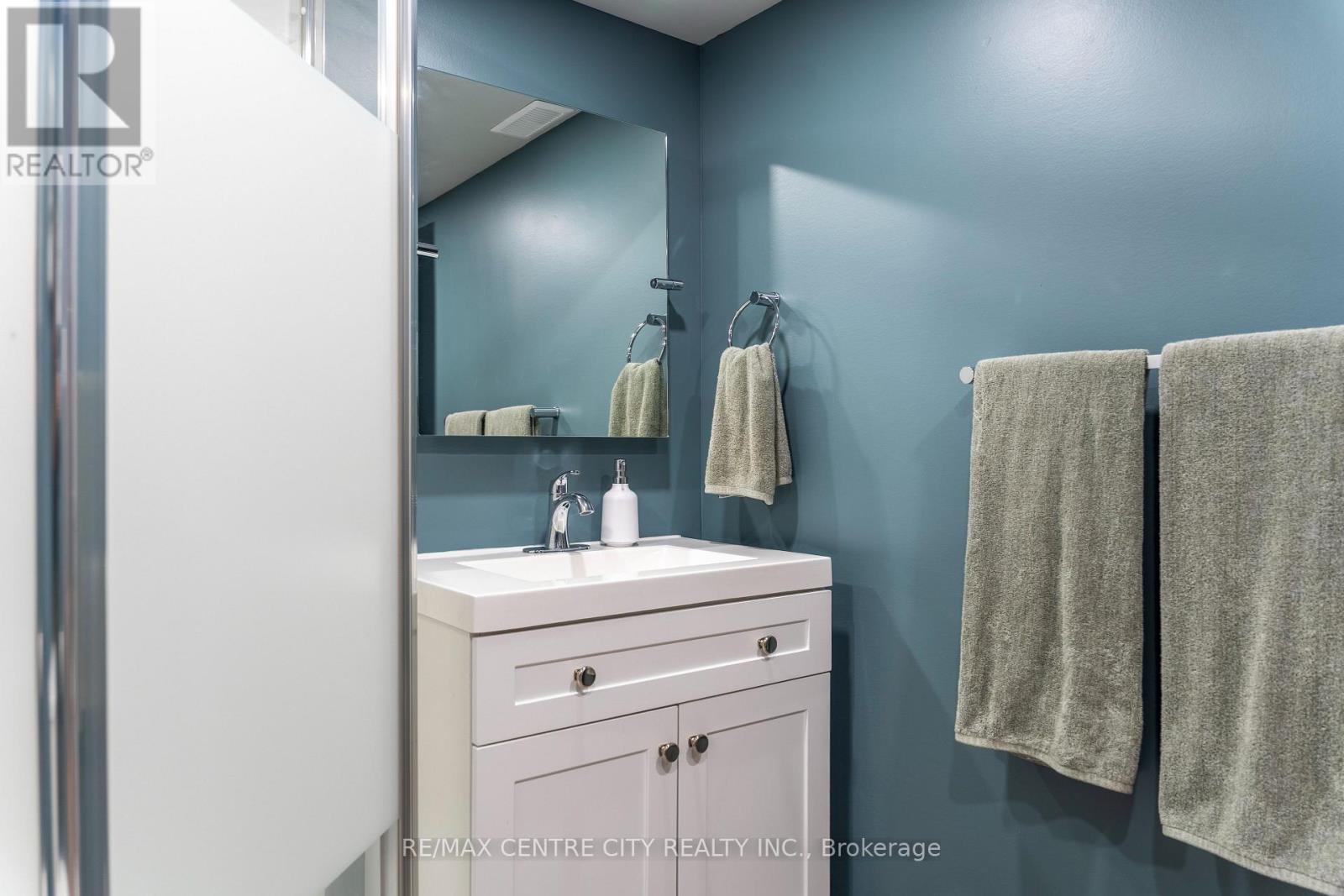 15 Frobisher Crescent, London East, Ontario  N5V 1G7 - Photo 45 - X12441683