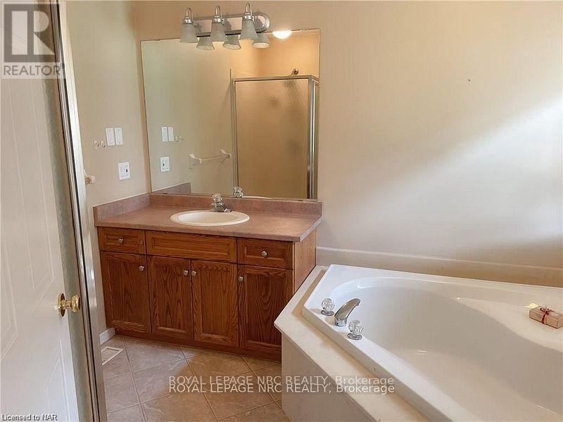 110 Vansickle Road, St. Catharines (Rykert/vansickle), Ontario  L2S 3Y6 - Photo 10 - X12441704