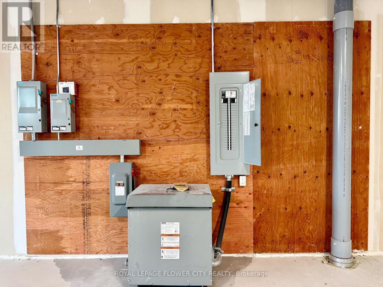 207 - 1038 Garner Road W, Hamilton, Ontario L9G 3K9 - Photo 4 - X12410335