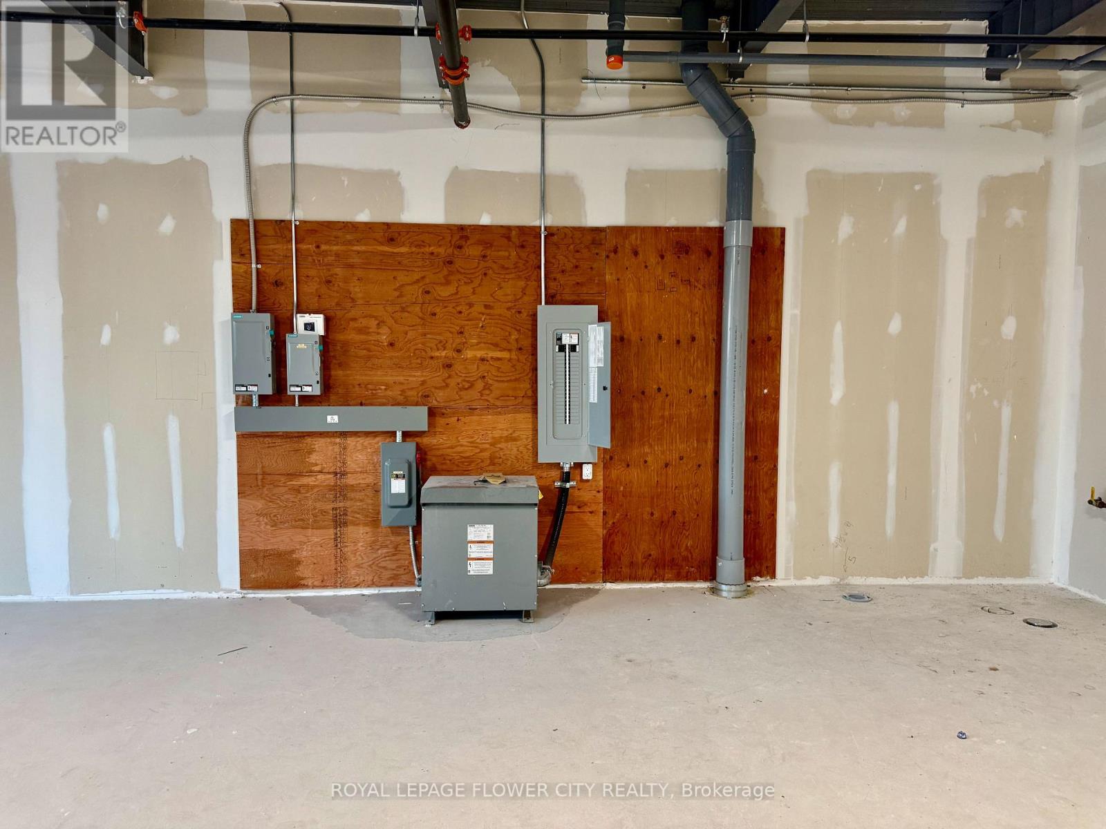 207 - 1038 Garner Road W, Hamilton, Ontario L9G 3K9 - Photo 3 - X12410335