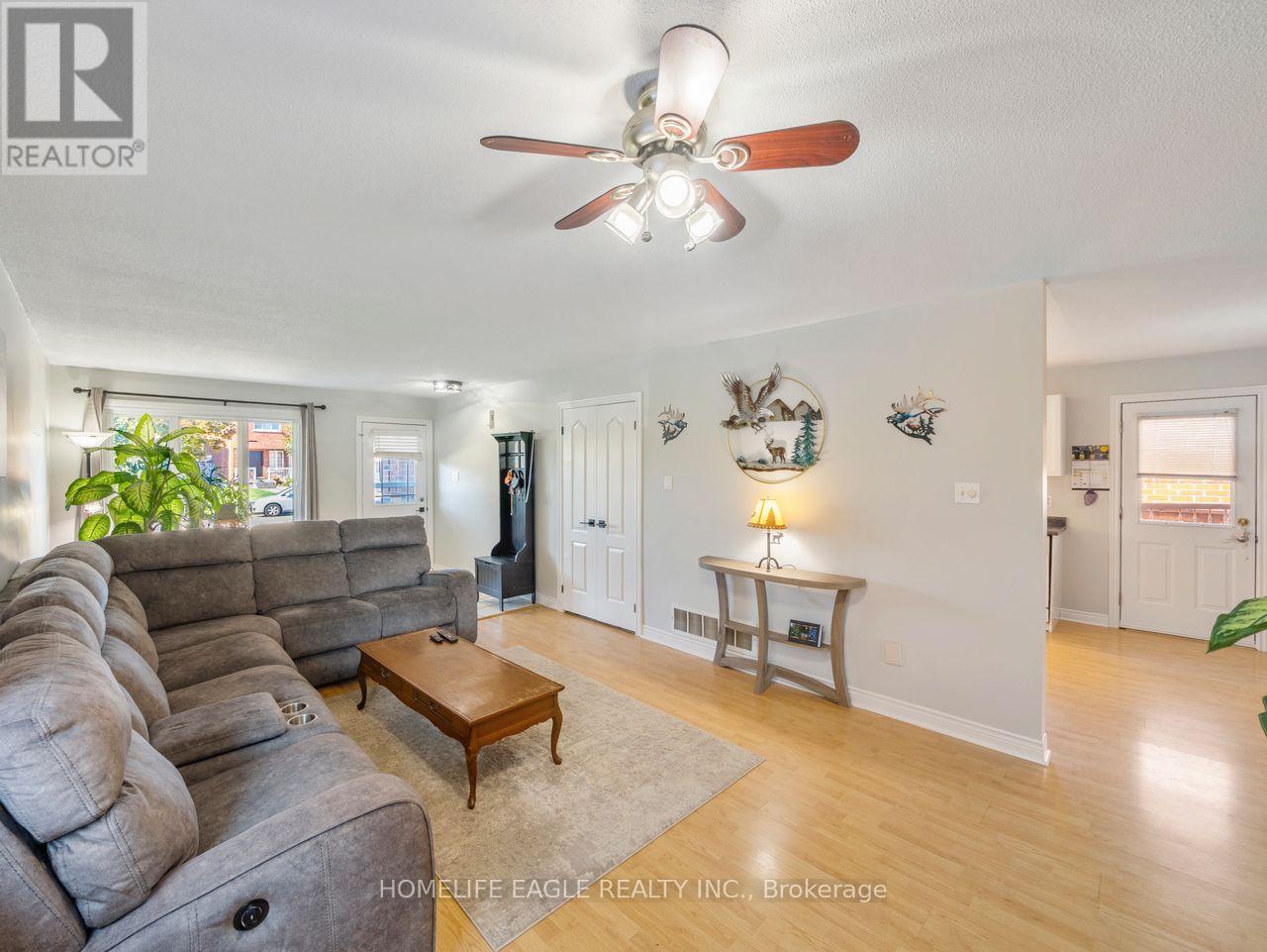 15 Brown Wood Drive, Barrie (Little Lake), Ontario  L4M 6N4 - Photo 3 - S12441686