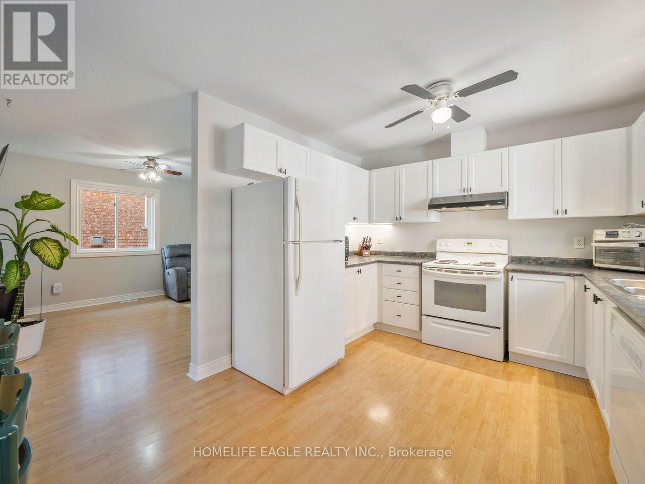 15 Brown Wood Drive, Barrie (Little Lake), Ontario  L4M 6N4 - Photo 6 - S12441686