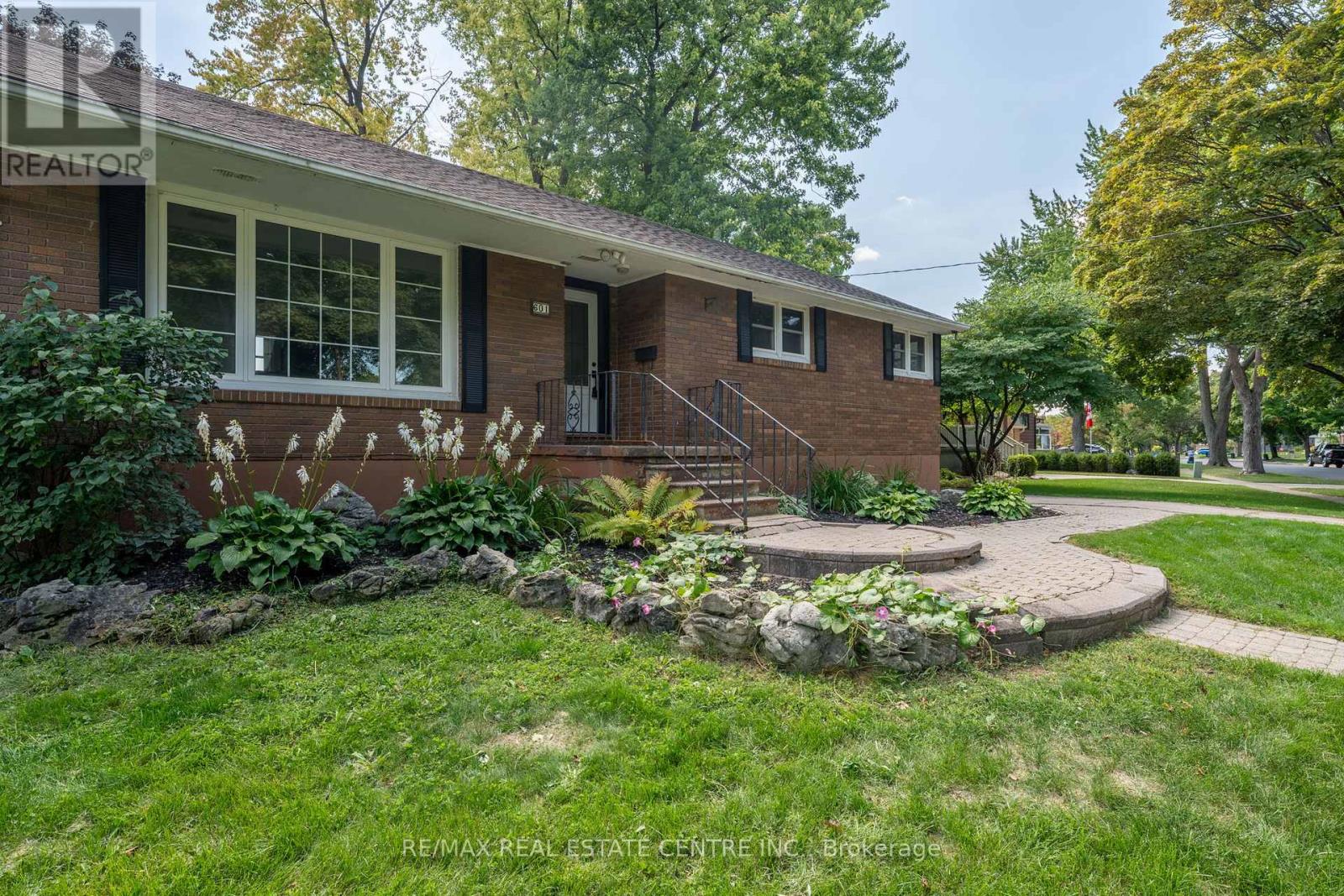 601 Hollywood Place, Sarnia, Ontario  N7V 2J1 - Photo 1 - X12441697