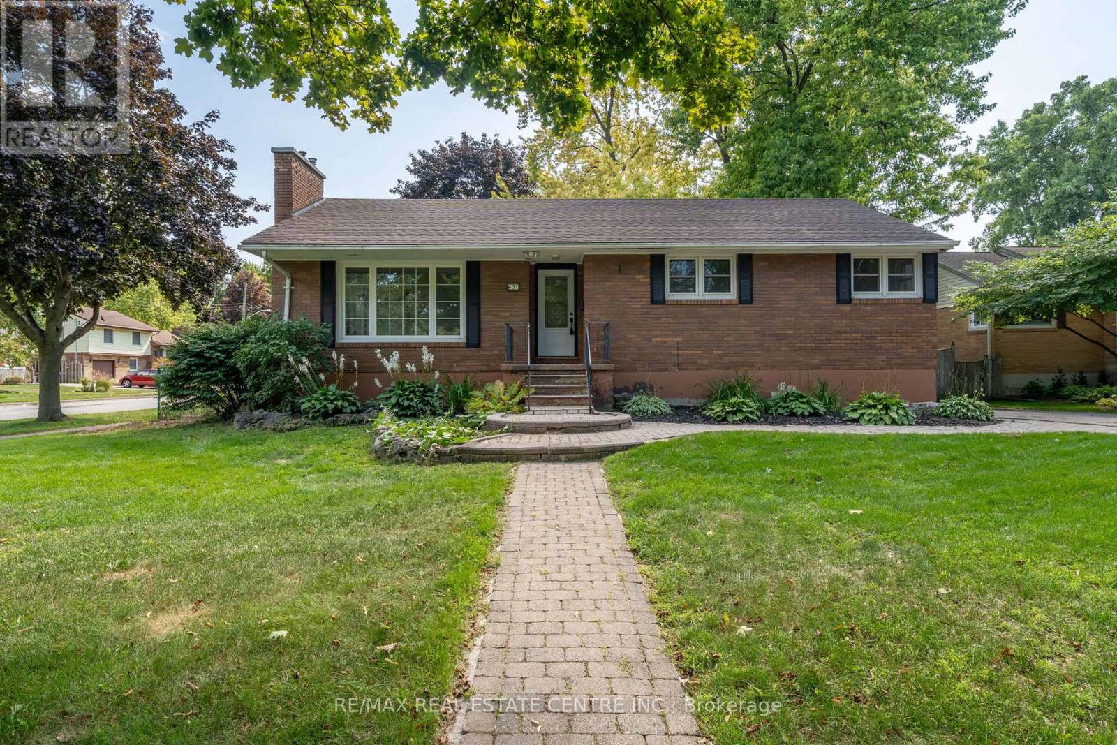 601 Hollywood Place, Sarnia, Ontario  N7V 2J1 - Photo 2 - X12441697